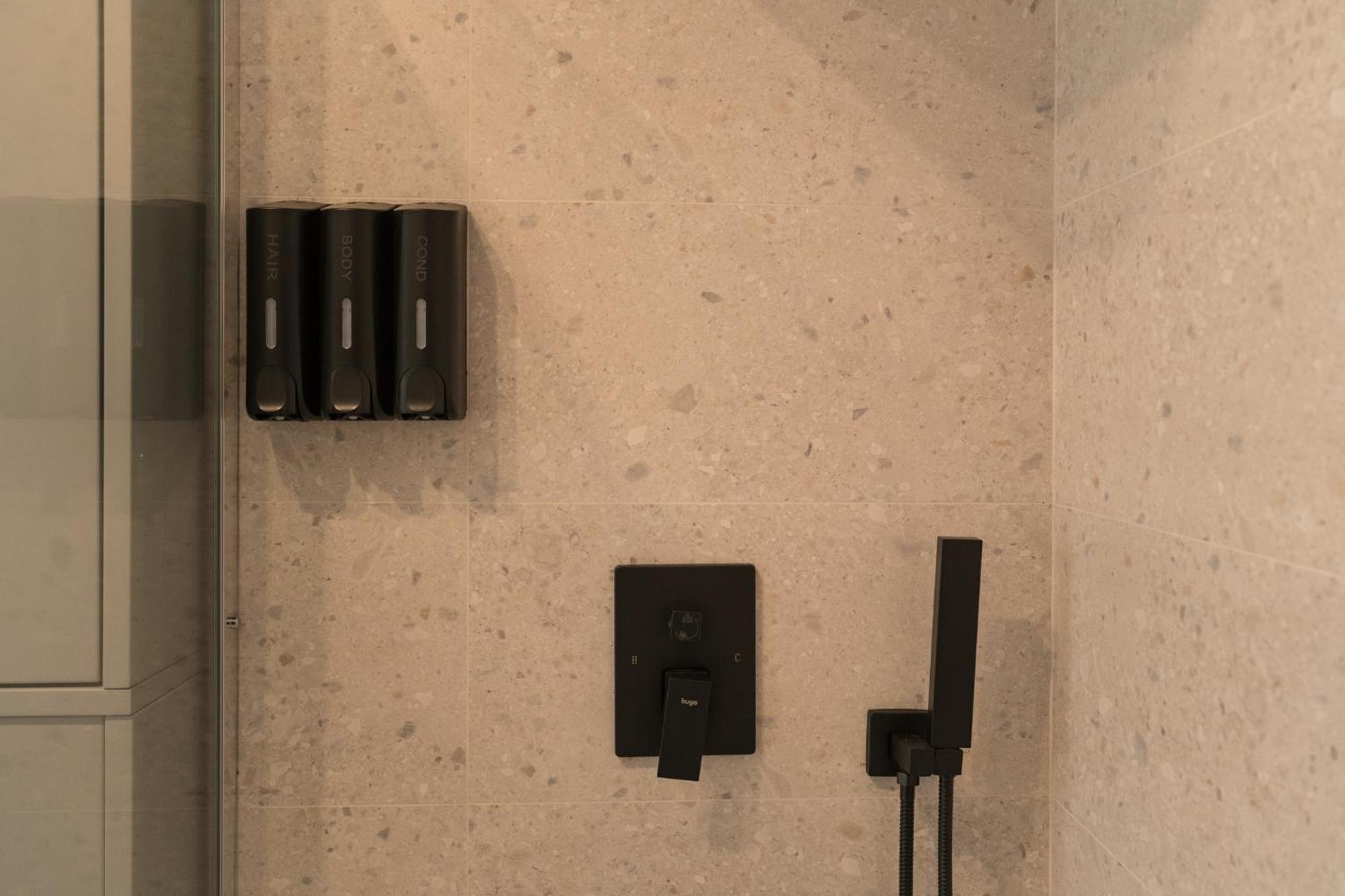 Flow Apartment 1 Bedroom With Parking Kaloşvar Dış mekan fotoğraf